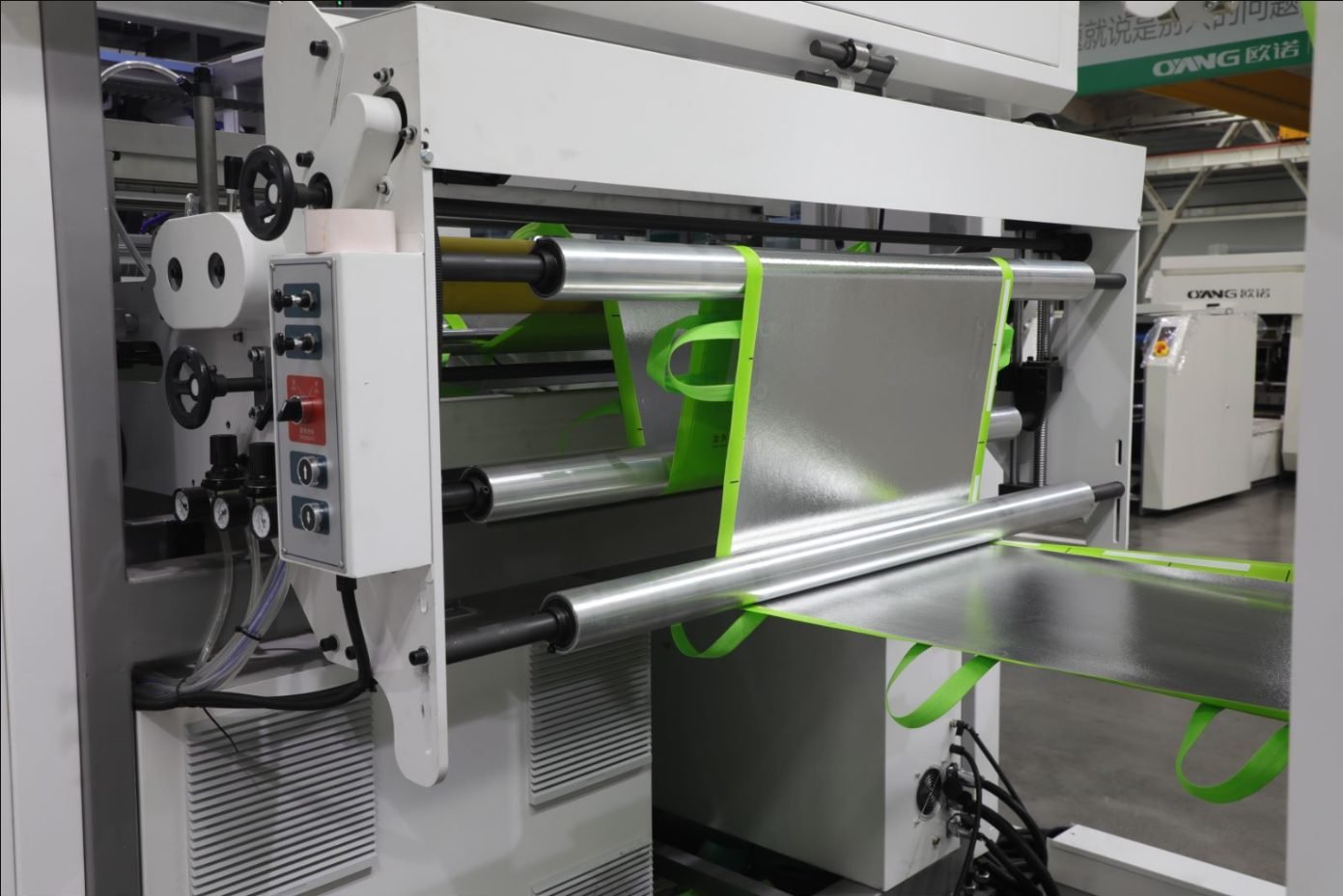 SMART 18 Leader Automatic Non Woven Box Bag Making Machine with Handle Online detail 4