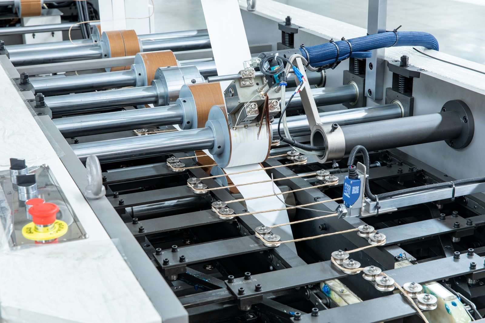 Automatic Roll-fed Twist Rope Paper Bag Machine detail 3